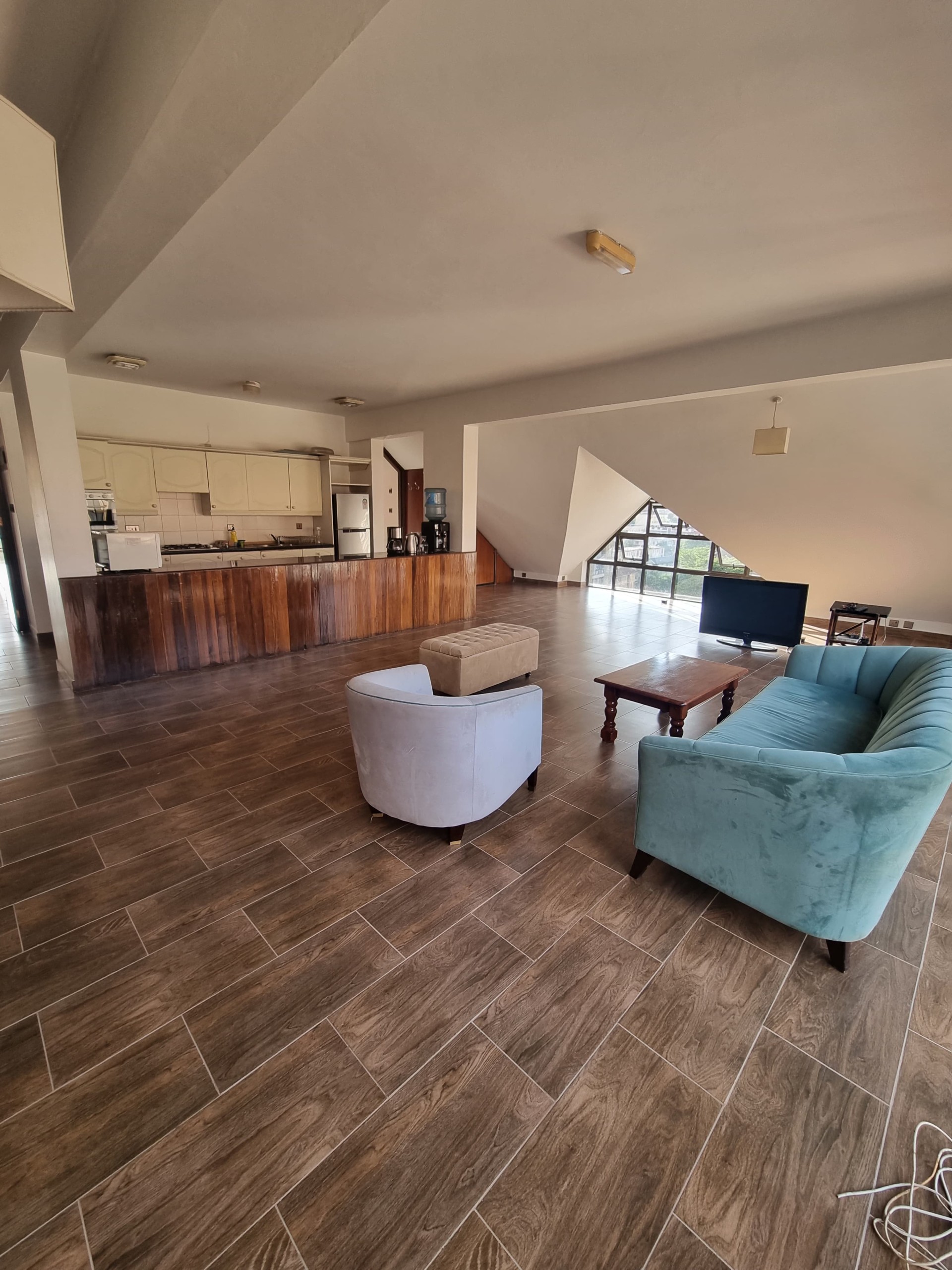 Spacious 2 Bed Penthouse with Terrace in Parklands