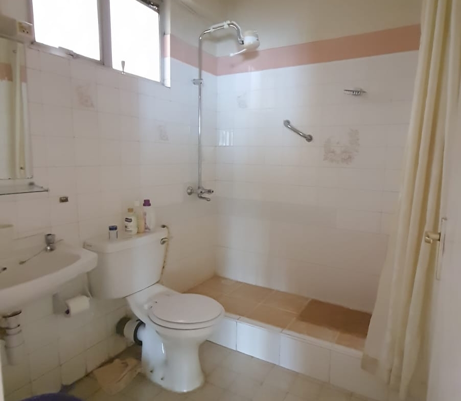 3-Bedroom Flat/Office for Sale in Prime Valley Arcade