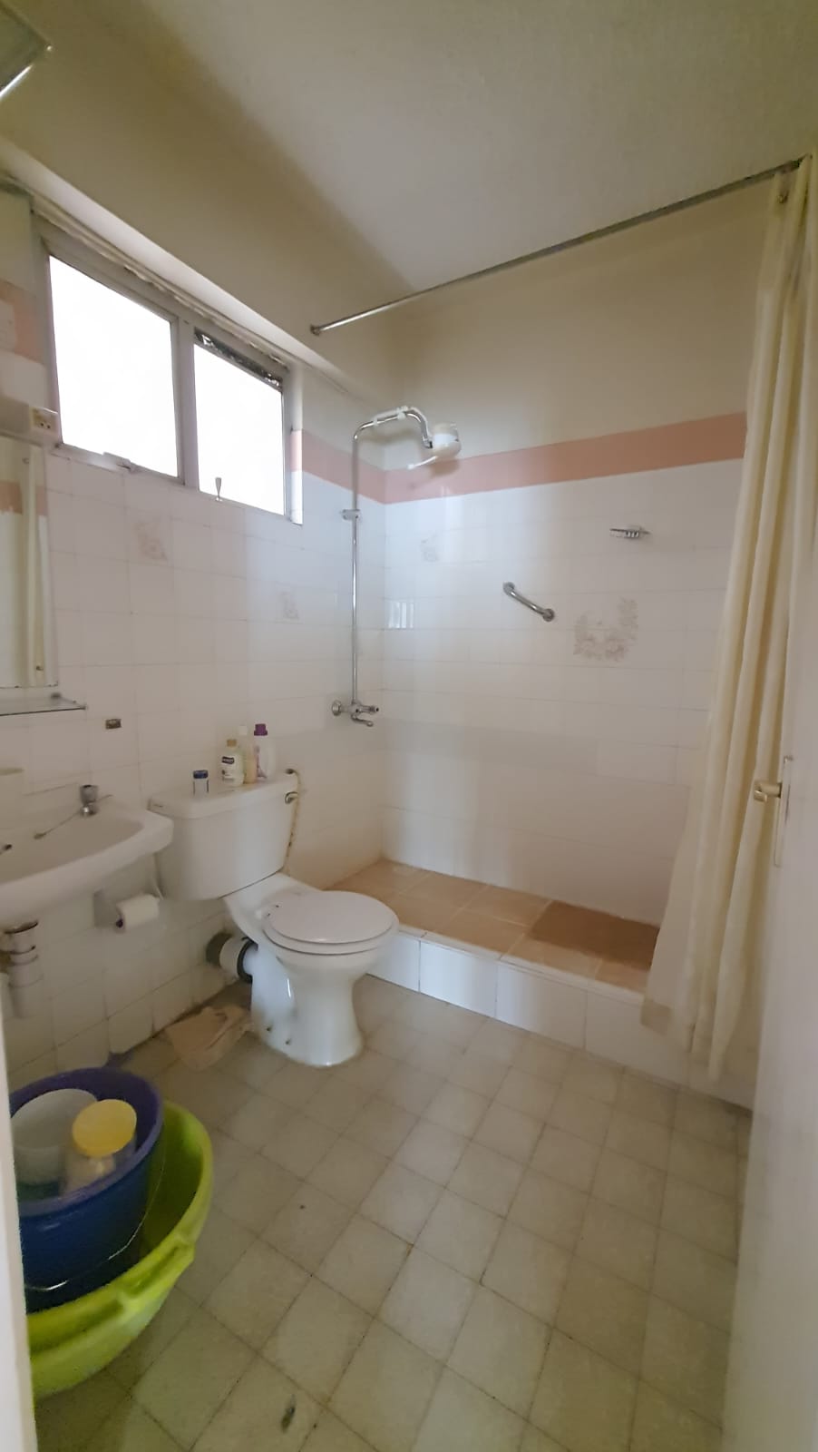 3-Bedroom Flat/Office for Sale in Prime Valley Arcade