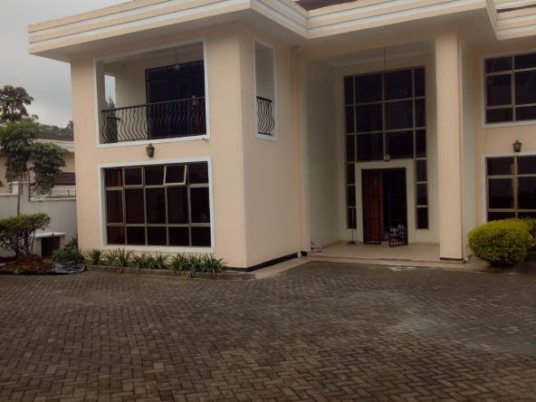 Luxurious 6-Bedroom All-En-Suite Townhouse in Kitisuru
