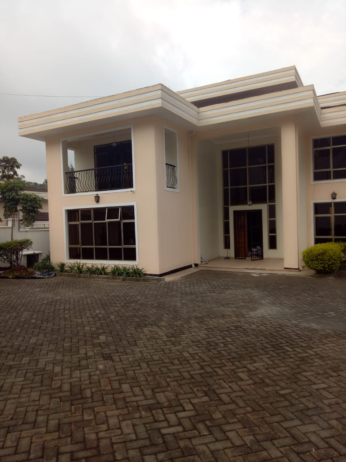 Luxurious 6-Bedroom All-En-Suite Townhouse in Kitisuru