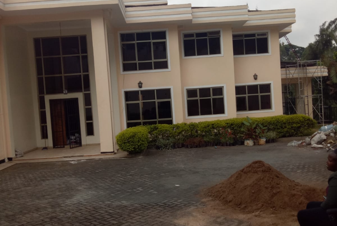 Luxurious 6-Bedroom All-En-Suite Townhouse in Kitisuru