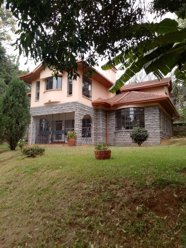 Spacious 4 bedroom standalone house for rent at Rosslyn. Close to top schools, malls and diplomatic offices. Has garden, DSQ and parking.